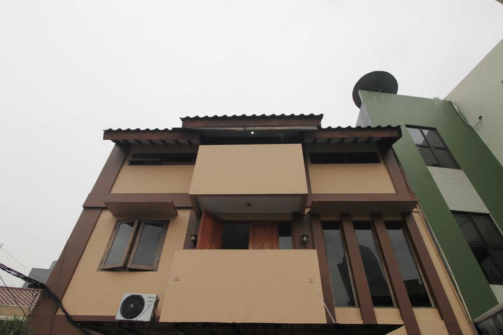 Отель Reddoorz Near Ciputra World Kuningan 3 Джакарта Экстерьер фото