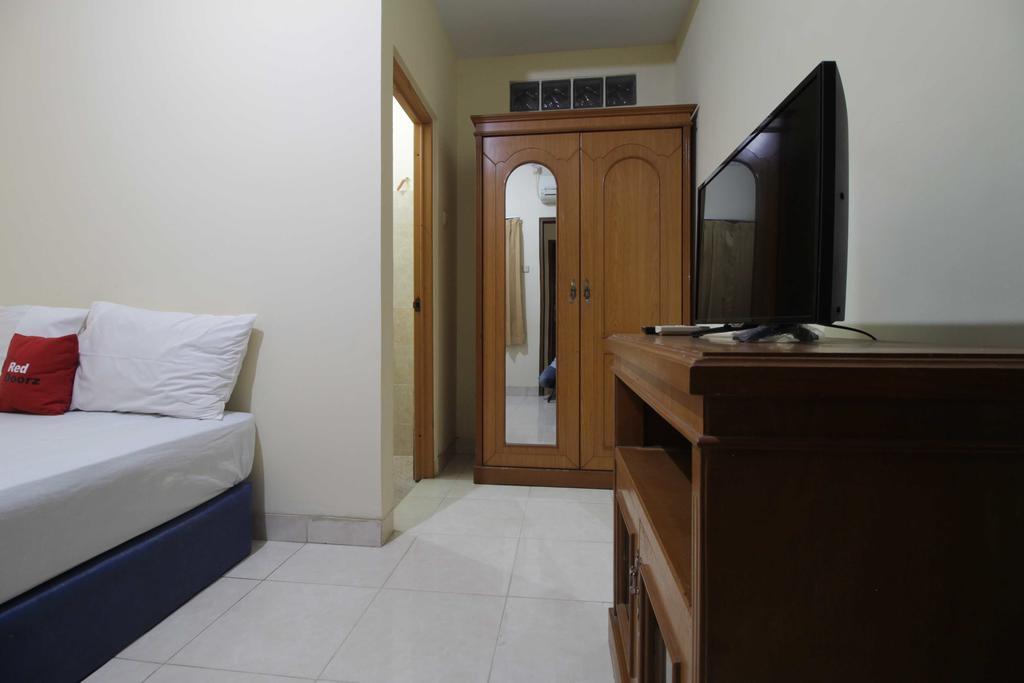 Отель Reddoorz Near Ciputra World Kuningan 3 Джакарта Экстерьер фото