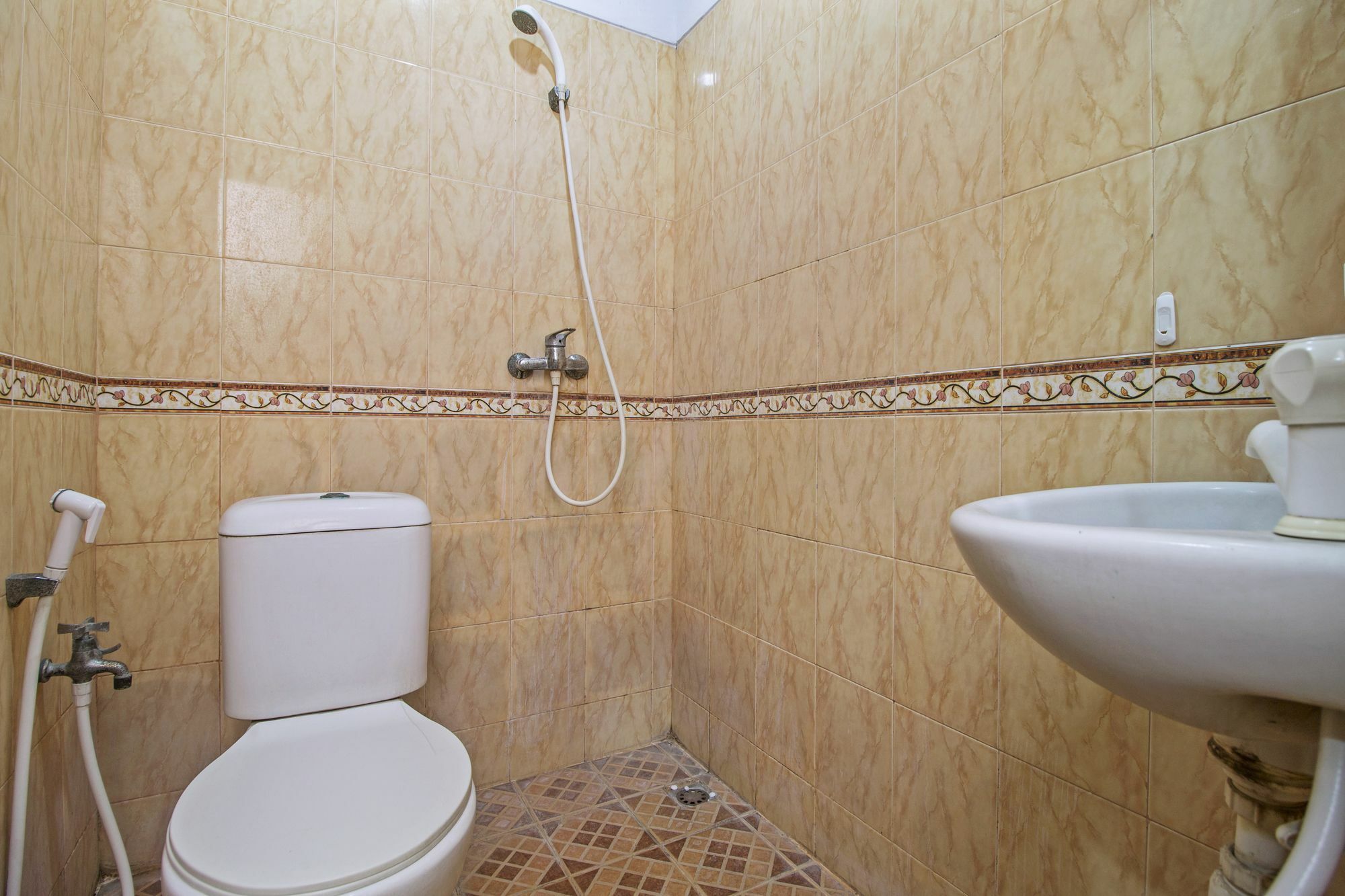 Отель Reddoorz Near Ciputra World Kuningan 3 Джакарта Экстерьер фото